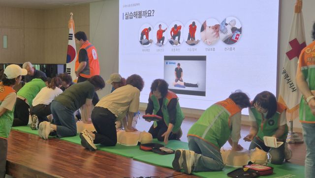 최근 열린 연수구 지역자율방재단원 교육에 참여한 단원들이 심폐소생술 실습을 하고 있다. 연수구 제공