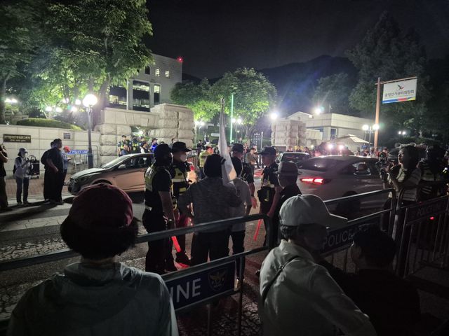3일 오후 중앙선거관리위원회 인근에서 진행된 집회에서 참여자와 경찰이 마찰을 빚고 있다. 김도균기자