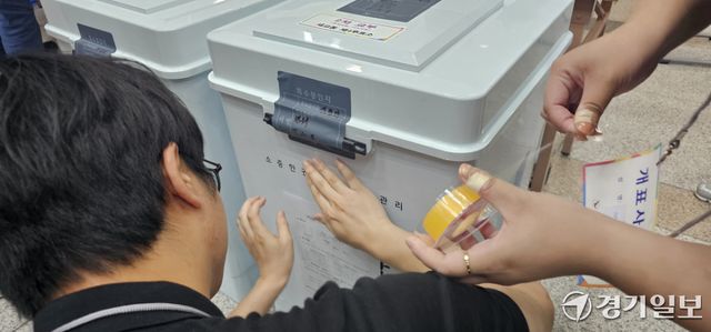3일 오후 제9회 전국동시지방선거 개표가 진행 중인 평택시 이충레포츠문화센터 실내체육관에서 세교동 제4투표소 투표함 봉인지가 훼손돼 선관위 직원이 확인증을 해당 투표함에 부착하고 있다. 윤동현기자