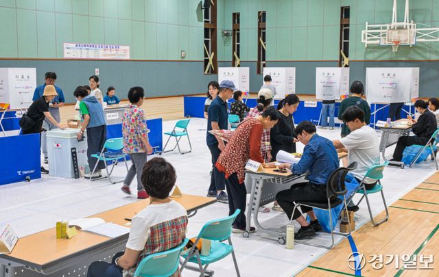 제9회 전국동시지방선거일인 3일 군포시 송죽다목적체육관에 마련된 투표소에서 시민들이 투표하고 있다. 윤원규기자