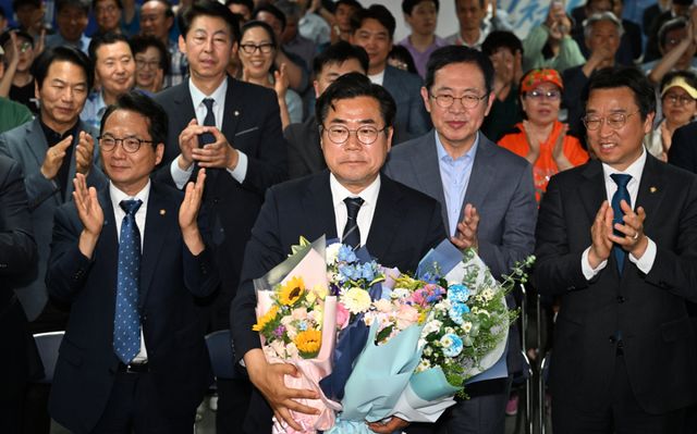 4일 자정께 인천 미추홀구 더불어민주당 박찬대 후보의 선거사무소(당찬캠프)에서 박찬대 인천시장 당선인이 박남춘 전 인천시당 등으로부터 당선 축하를 받고 있다. 조병석 기자