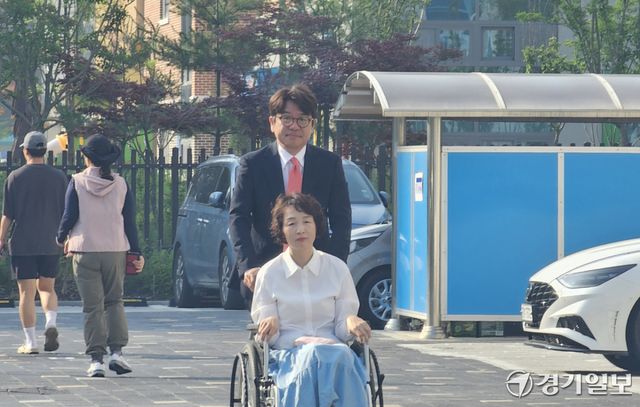 3일 오전 7시50분께 유의동 평택을 국회의원 재선거 후보가 배우자 김윤정씨와 함께 평택시 고덕동 해창중학교 제7투표소로 향하고 있다. 윤동현기자