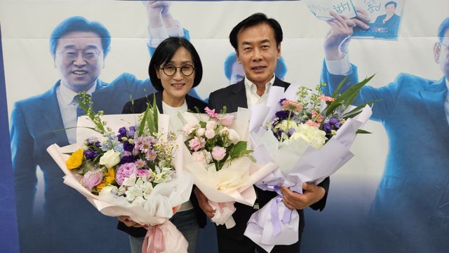 4일 선거사무실에서 구재용 인천 서해구청장 당선인(오른쪽)과 아내가 기념 촬영을 하고 있다. 박기웅기자