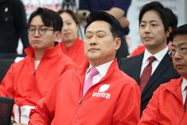 국민의힘 장동혁 상임선거대책위원장이 3일 서울 여의도 국민의힘 중앙당사에 마련된 국민의힘 개표상황실에서 제9회 전국동시지방선거 개표방송 출구조사 결과를 지켜보던 중 생각에 잠겨있다. 연합뉴스