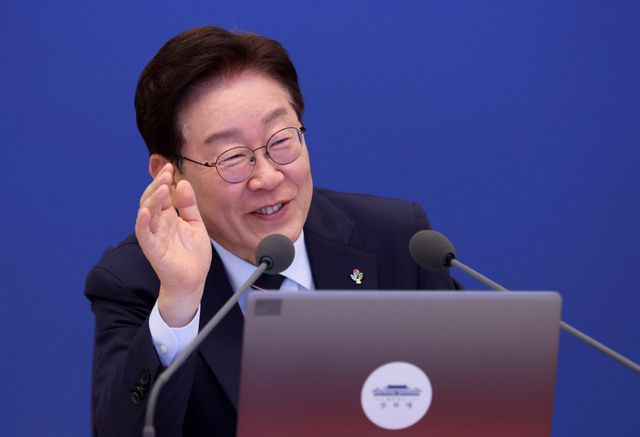 이재명 대통령이 2일 청와대에서 열린 국무회의 겸 비상경제점검회의에서 발언하고 있다. 연합뉴스