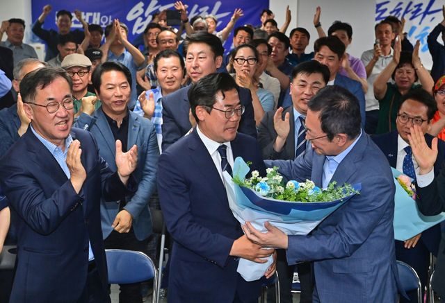 4일 자정께 인천 미추홀구 더불어민주당 박찬대 후보의 선거사무소(당찬캠프)에서 박찬대 인천시장 당선인이 박남춘 전 인천시당 등으로부터 당선 축하를 받고 있다. 조병석 기자