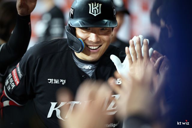 KT 위즈의 김현수가 이번 시즌을 앞두고 자유계약선수(FA)로 팀에 합류해 맹활약을 비롯, 더그아웃 리더 노릇을 하고 있다. KT 제공