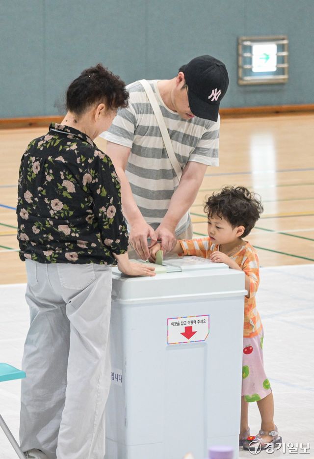 제9회 전국동시지방선거일인 3일 군포시 송죽다목적체육관에 마련된 투표소에서 시민들이 투표하고 있다. 윤원규기자