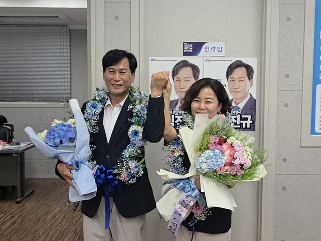 4일 선거사무실에서 김진규 인천 검단구청장 당선인(왼쪽)과 아내가 기념 촬영을 하고 있다. 박기웅기자