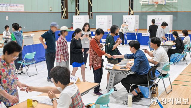 제9회 전국동시지방선거일인 3일 군포시 송죽다목적체육관에 마련된 투표소에서 시민들이 투표하고 있다. 윤원규기자