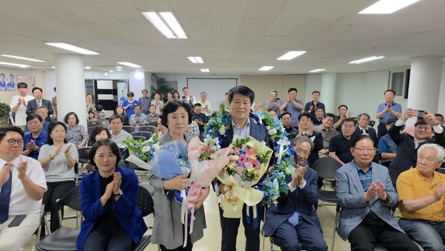 박형우 인천 계양구청장 당선인이 선거 캠프에서 기념 촬영을 하고 있다. 장민재 기자