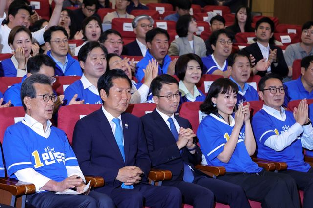 더불어민주당 정청래 총괄상임선거대책위원장과 한병도 공동상임선대위원장, 이시종 공동상임선대위원장이 3일 국회 의원회관에 마련한 제9회 전국동시지방선거·국회의원 재보궐선거 개표상황실에서 출구조사 결과를 차분하게 지켜보고 있다. 연합뉴스