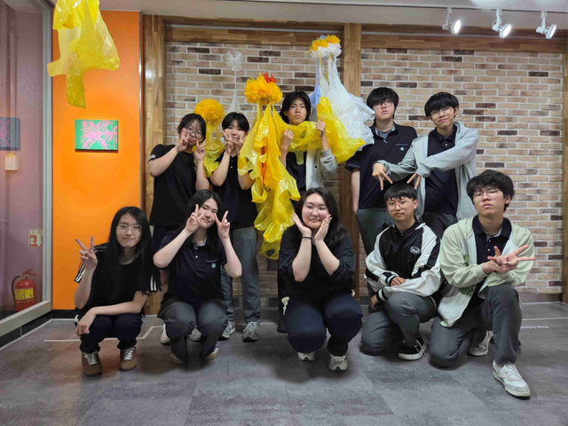 부명고는 최근 학교 내 부명갤러리에서 설치미술가 이연숙 작가 초대전 ‘살아나갈’과 연계한 학생 체험활동 프로그램을 성황리에 마쳤다고 3일 밝혔다. 부명고 제공
