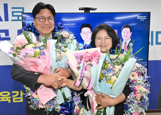도성훈 인천시교육감 후보와 부인 김인숙 씨가 4일 인천시 미추홀구 선거사무소에서 당선이 확실시되자 지지자들의 축하를 받으며 활짝 웃고 있다. 조병석 기자