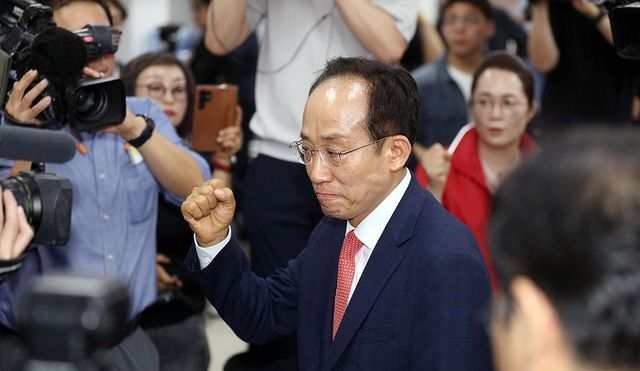 3일 오후 국민의힘 대구시당에서 추경호 대구시장 후보가 출구조사 결과를 본 뒤 지지자들의 응원에 주먹을 불끈 쥐며 답하고 있다. 연합뉴스