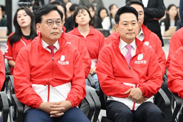 장동혁 국민의힘 대표(오른쪽)와 송언석 원내대표 및 지도부가 3일 서울 여의도 국민의힘 중앙당사에 마련된 국민의힘 개표상황실에서 제9회 전국동시지방선거 개표방송 출구조사 결과를 지켜보고 있다. 연합뉴스