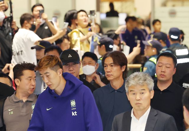 2026 북중미 월드컵 32강 진출에 실패해 한국 축구 국가대표팀에서 사퇴한 홍명보 전 감독이 30일 인천국제공항 제2여객터미널을 통해 입국하고 있다. 연합뉴스