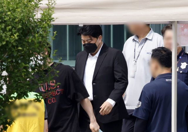 가수 김호중이 30일 여주시 소망교도소에서 보석 출소하고 있다. 김호중은 지난 2024년 술을 마시고 차를 몰다 교통사고를 낸 뒤 달아나, 매니저에게 대신 자수시킨 혐의로 구속기소 됐다. 연합뉴스