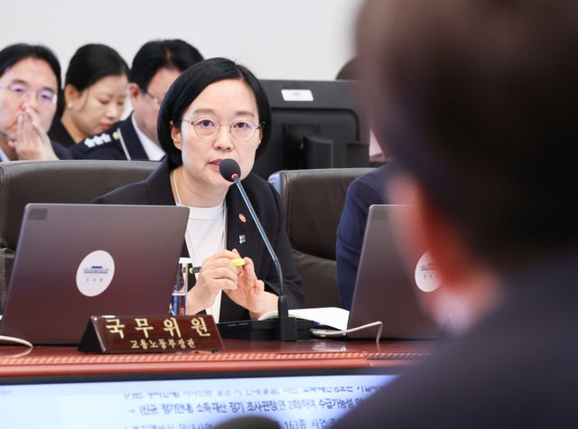 한성숙 중기부 장관이 30일 청와대에서 열린 국무회의 겸 비상경제점검회의에서 발언하고 있다. 연합뉴스
