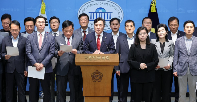 부산·울산·경남에 지역구를 가진 국민의힘 의원들이 30일 국회 소통관에서 열린 호남 반도체 투자 관련 합동 기자회견에서 부·울·경이 생산 거점 검토에서 배제된 것을 두고 자료 공개를 요청하고 있다. 연합뉴스