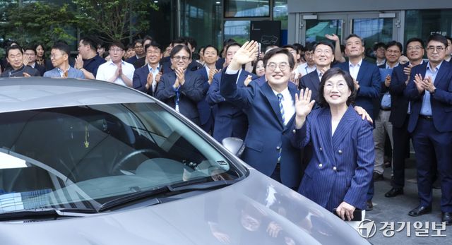 김동연 경기도지사가 30일 오후 경기도청에서 제36대 경기도지사 임기를 마치고 정우영 여사와 직원들과 함께 마지막 기념촬영을 하고 있다. 홍기웅기자