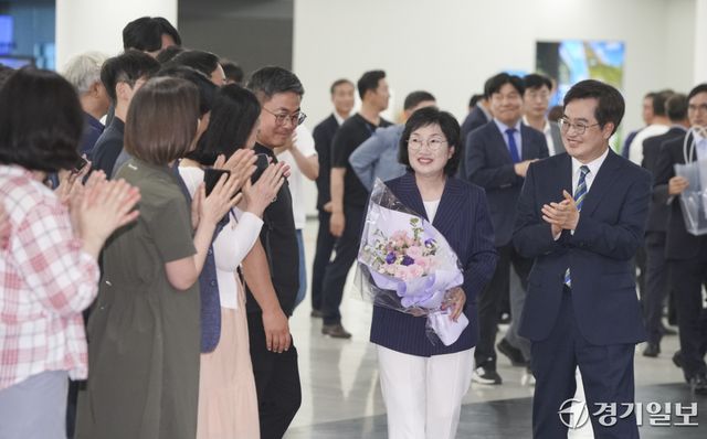 김동연 경기도지사가 30일 오후 경기도청에서 제36대 경기도지사 임기를 마치고 직원과 인사를 하며 퇴청하고 있다. 홍기웅기자