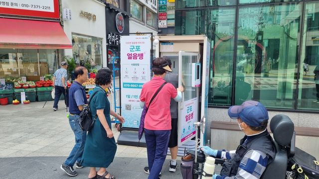 군포시가 무더위에 지친 시민에게 생수를 무료로 제공하는 ‘군포얼음땡’ 사업 현장에서 시민들이 생수 제공받고 있다. 사진은 지난해 모습. 군포시 제공