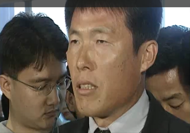 1998년 월드컵에서 전격 경질된 뒤 귀국해 취재진의 질문에 답하는 차범근 당시 축구대표팀 감독. TV 화면 캡쳐