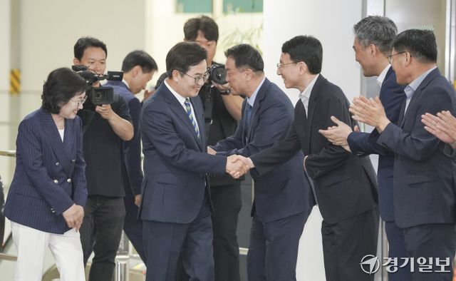 김동연 경기도지사가 30일 오후 경기도청에서 제36대 경기도지사 임기를 마치고 직원과 인사를 하며 퇴청하고 있다. 홍기웅기자