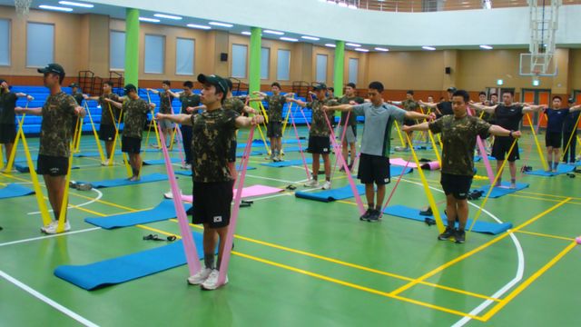 육군 1군단 직할대 장병들이 고양체력인증센터가 올 3월부터 진행한 ‘지역사회 공공협력 기반 군부대 체력증진 지원사업’ 대면 증진교실에 참가한 육군 1군단 직할대 장병들이 체력증진 운동을 하고 있다. 고양도시관리공사 제공
