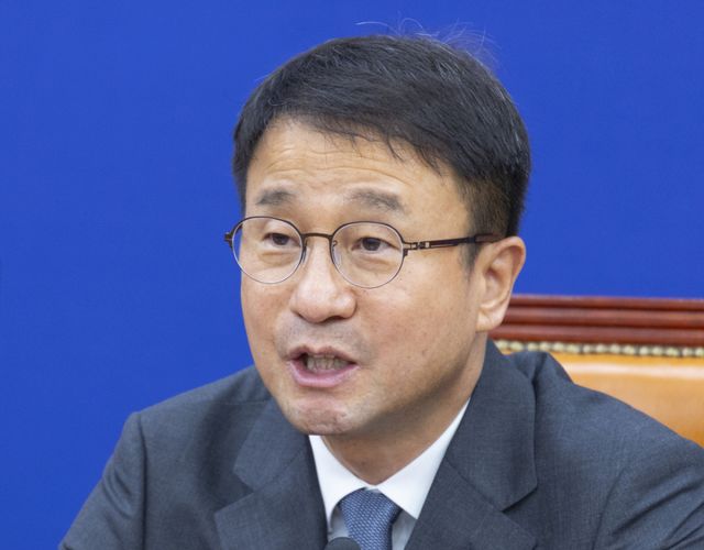 더불어민주당 한병도 당 대표 직무대행 및 원내대표가 30일 국회에서 열린 원내대책회의에서 이날 오후 열린 본회의에서 22대 하반기 국회 원 구성을 위한 상임위원장 선출과 한성숙 국무총리 후보자 인사청문안 처리 의지를 밝히고 있다. 연합뉴스