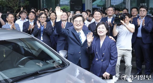 김동연 경기도지사가 30일 오후 경기도청에서 제36대 경기도지사 임기를 마치고 정우영 여사와 직원들과 함께 마지막 기념촬영을 하고 있다. 홍기웅기자