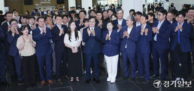 김동연 경기도지사가 30일 오후 경기도청에서 제36대 경기도지사 임기를 마치고 정우영 여사와 직원들과 함께 마지막 기념촬영을 하고 있다. 홍기웅기자
