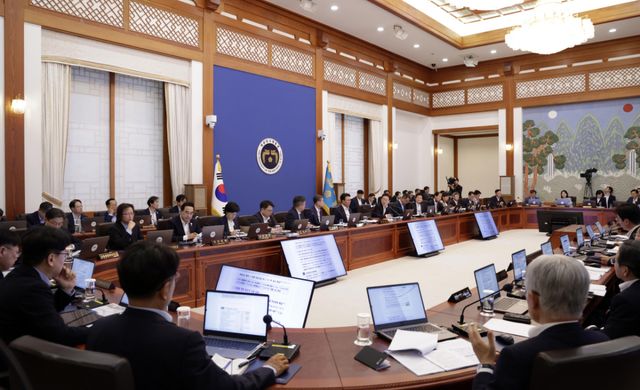 30일 청와대에서 이재명 대통령 주재로 국무회의 겸 비상경제점검회의가 진행되고 있다. 연합뉴스