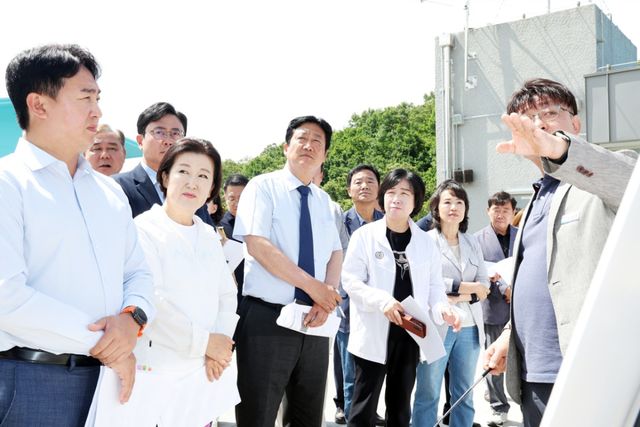 손배찬파주시장 당선인등(앞줄 왼쪽 3번째) 민선 9기 파주시장직 인수위원들이 과천경마공원 유치를 추진하는 문산 캠프 게리오웬을 찾아 관계자의 설명을 듣고 있다. 인수위제공