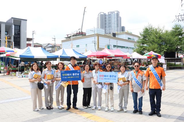 가평소방서 직원과 의용소방대원들이 30일 가평읍 잣고을시장에서 ‘6월 안전환경의 날 캠페인’을 진행하고 기념촬영을 하고 있다. 가평소방서 제공