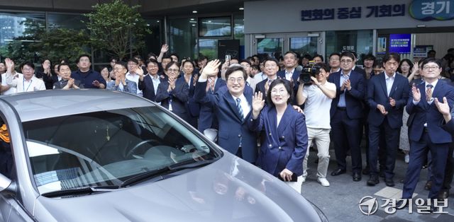 김동연 경기도지사가 30일 오후 경기도청에서 제36대 경기도지사 임기를 마치고 정우영 여사와 직원들과 함께 마지막 기념촬영을 하고 있다. 홍기웅기자