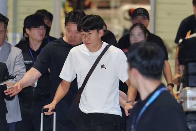2026 북중미 월드컵을 마친 한국 축구대표팀 주장 손흥민이 1일 인천국제공항 제2여객터미널을 통해 귀국하고 있다. 연합뉴스