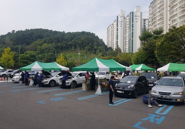 2023년 시흥시청 주차장에서 진행된 자동차 무상점검 행사. 시흥시청 제공