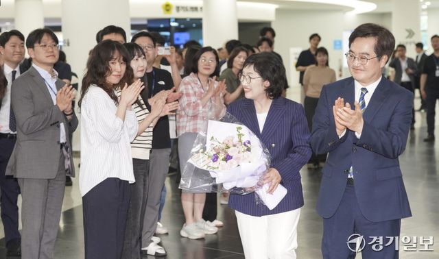 김동연 경기도지사가 30일 오후 경기도청에서 제36대 경기도지사 임기를 마치고 직원과 인사를 하며 퇴청하고 있다. 홍기웅기자