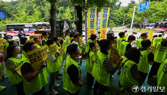 30일 과천시 남태령 고개에서 과천경마공원이전반대 비상대책위원회 소속회원과 과천 시민, 한국마사회 관계자 등 참석자들이 과천 경마공원 이전반대를 주장하고 있다. 윤원규기자