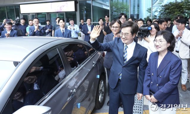 김동연 경기도지사가 30일 오후 경기도청에서 제36대 경기도지사 임기를 마치고 정우영 여사와 직원들과 함께 마지막 기념촬영을 하고 있다. 홍기웅기자