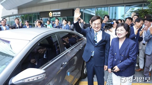 김동연 경기도지사가 30일 오후 경기도청에서 제36대 경기도지사 임기를 마치고 정우영 여사와 직원들과 함께 마지막 기념촬영을 하고 있다. 홍기웅기자
