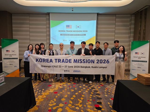 지난 24일(현지시각)태국 방콕에서 열린 ‘2026년 광주시 동남아시아 개척단’ 수출 상담회에 참가한 기업 관계자들이 수출상담 및 업무협약을 체결하고 기념 촬영을 하고 있다. 광주시제공