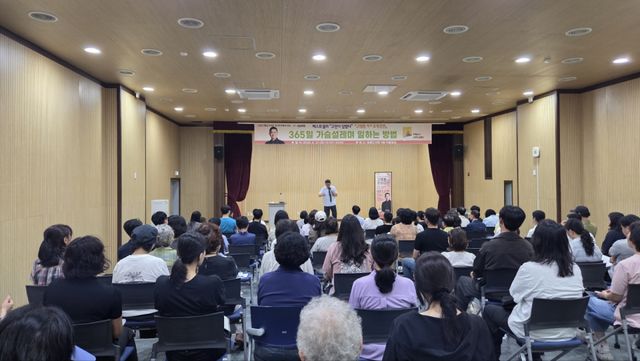 가평군이 27일 청평도서관에서 고명환 작가를 초청해 ‘2026년 정기 작가와의 만남’ 행사를 진행하고 있다. 가평군 제공