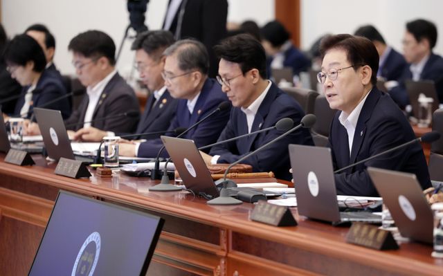 이재명 대통령이 30일 청와대에서 국무회의 겸 비상경제점검회의를 주재하고 있다. 연합뉴스