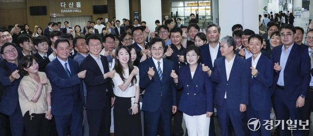 김동연 경기도지사가 30일 오후 경기도청에서 제36대 경기도지사 임기를 마치고 정우영 여사와 직원들과 함께 마지막 기념촬영을 하고 있다. 홍기웅기자