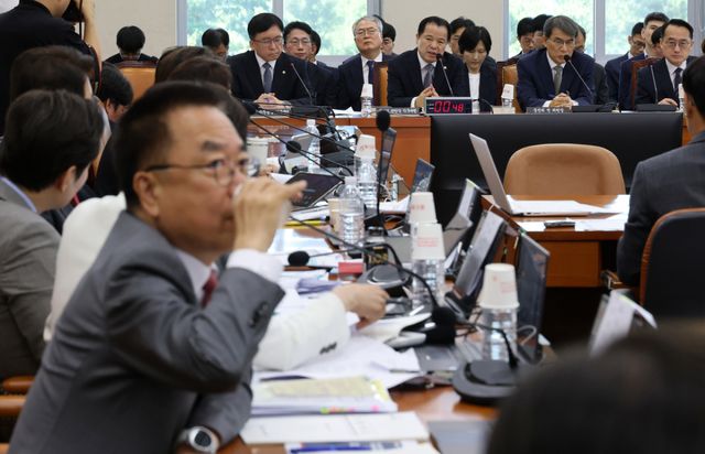 위철환 선관위원장 직무대행이 23일 국회에서 열린 투표용지 부족사태 등 국민참정권 침해 진상규명 및 선거관리 개혁을 위한 국정조사 특위 전체회의에서 의원 질의에 답하고 있다. 연합뉴스