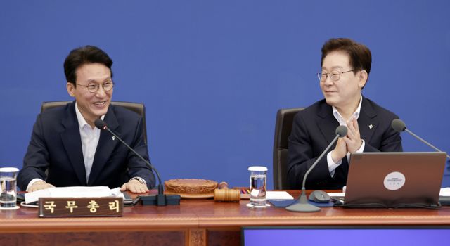 이재명 대통령이 30일 청와대에서 열린 국무회의 겸 비상경제점검회의에서 김민석 국무총리의 발언에 박수를 보내고 있다. 연합뉴스