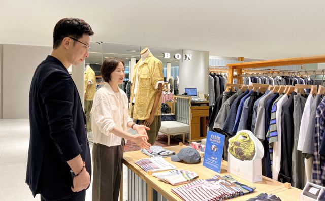 최근 최혜원 형지I&amp;C 대표(오른쪽)가 롯데백화점 노원점 본(BON) 매장에서 이창규 중한기업진출지원협회 사무총장에게 상품을 설명하고 있다. 형지I&amp;C 제공